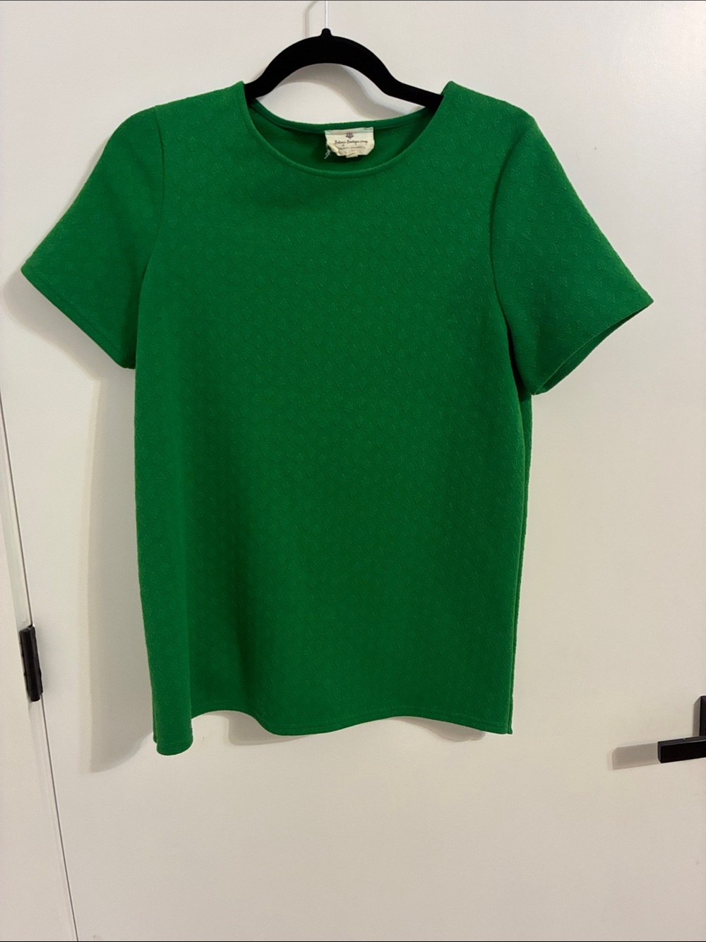 Betsey’s Boutique Shop Short-Sleeve Crewneck Top Scalloped Back- Green - Small
